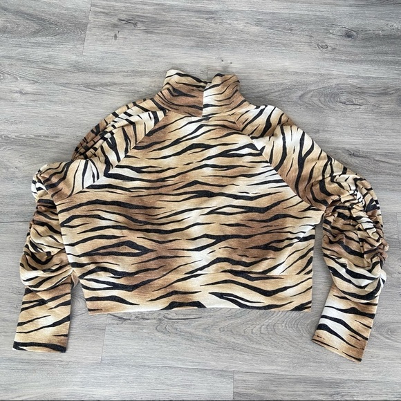 Leith Animal Print Pull over Crop Women Sweater - Picture 3 of 13